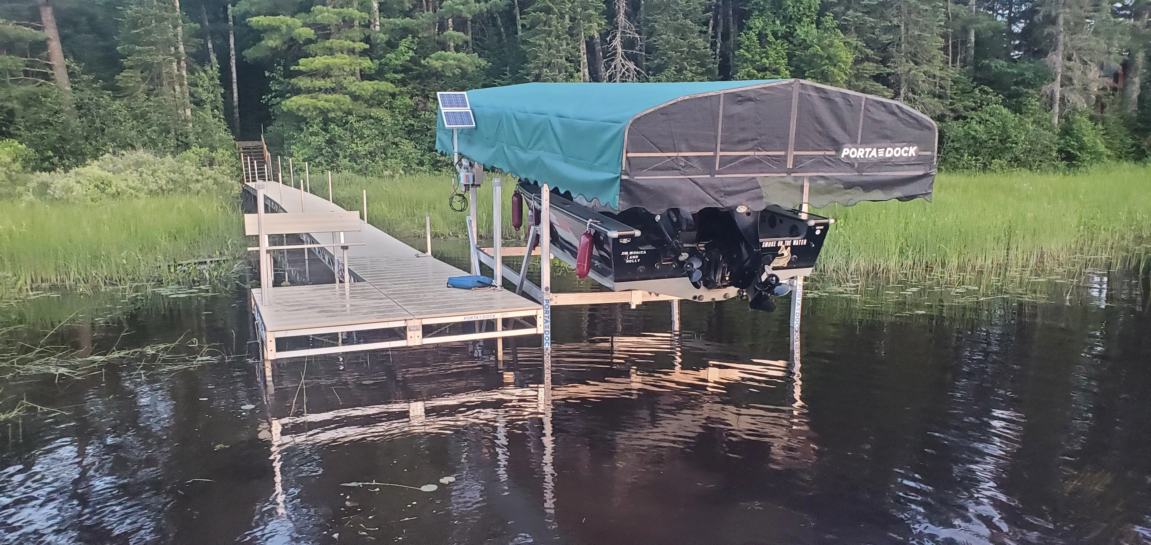 Boatlift mat holds up lift in muck